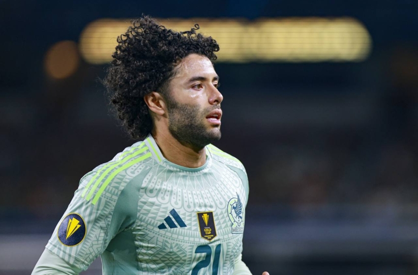  ‘Chino’ Huerta aparece en el álbum del álbum Panini pero con pocas probabilidades de aparecer en el Mundial