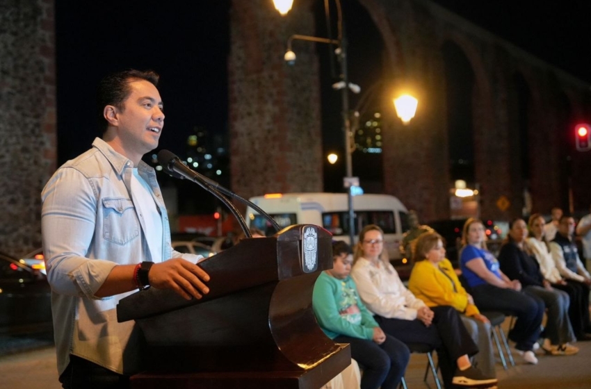  Iluminan los Arcos de Querétaro por la concientización del autismo