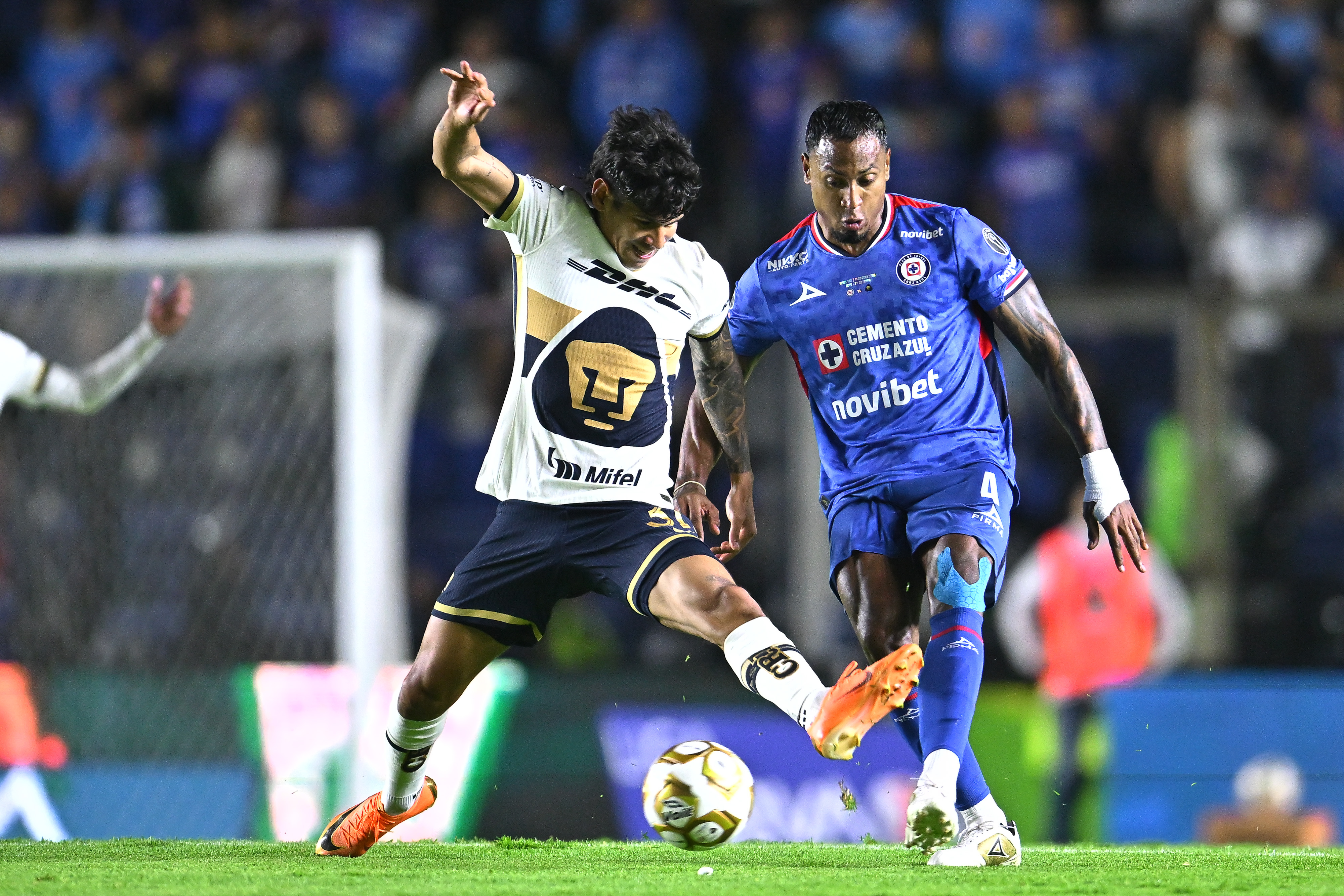  Cruz Azul y Pumas dejan todo para la vuelta tras empate sin goles en la final