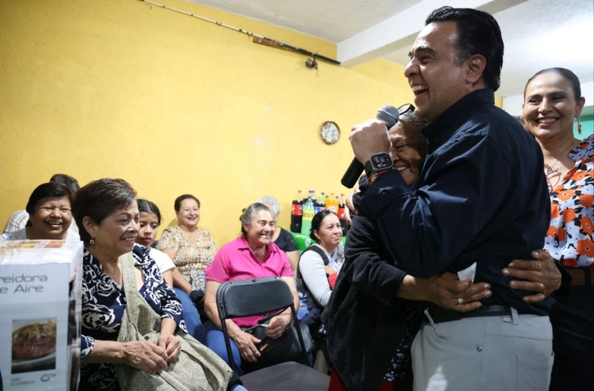  Luis Nava convive con mamás de Reforma Agraria por el Día de las Madres