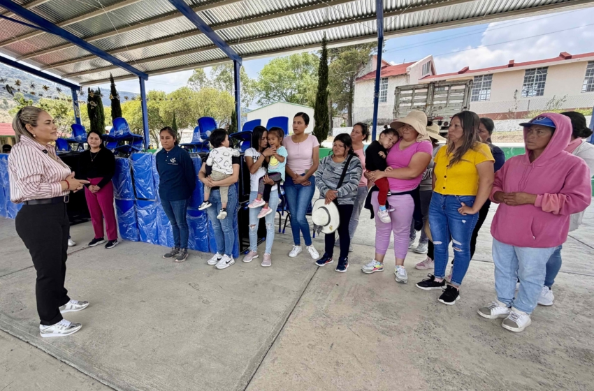  Entrega USEBEQ mobiliario escolar a primaria de Amealco