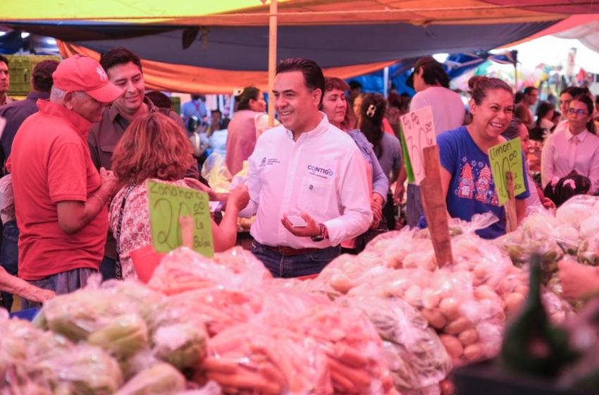  Luis Nava recorre tianguis de Santa Mónica y escucha inquietudes de comerciantes y vecinos