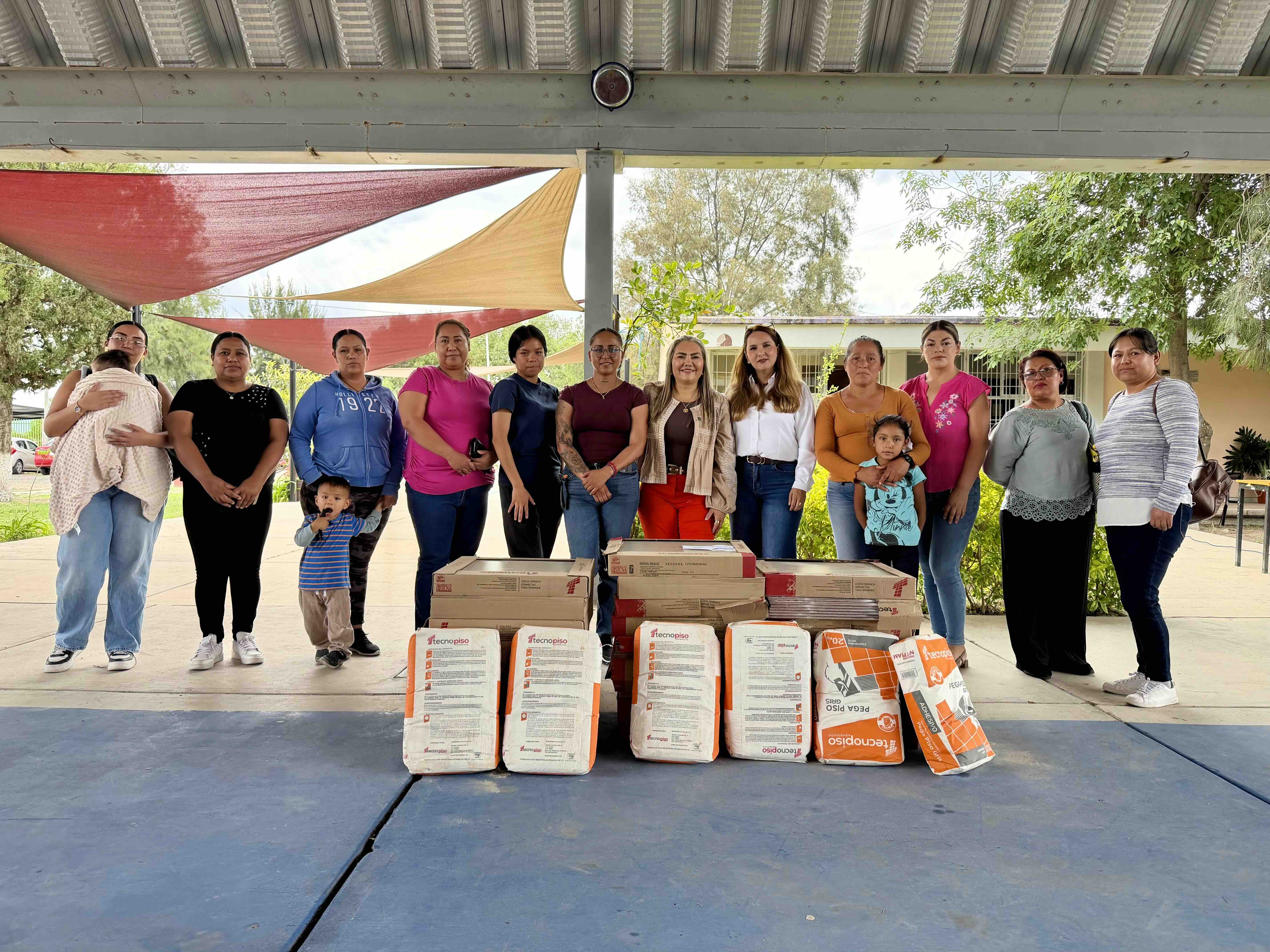  USEBEQ entrega mobiliario escolar a seis planteles de la zona metropolitana