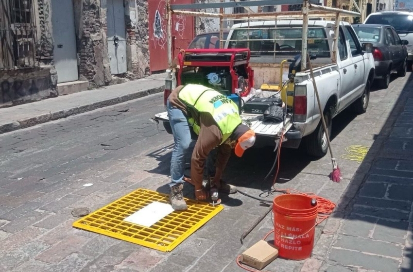  Municipio de Querétaro coloca rejillas temporales para reforzar la seguridad vial