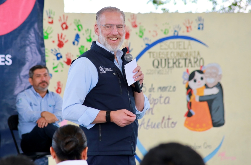  Marco del Prete entrega certificado de ECOESCUELA a Telesecundaria de Huimilpan