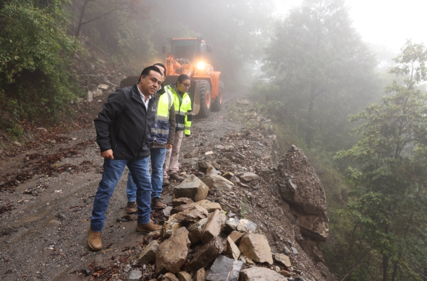  Luis Nava supervisa atención a deslave que afectó camino en Joyas de Bucareli