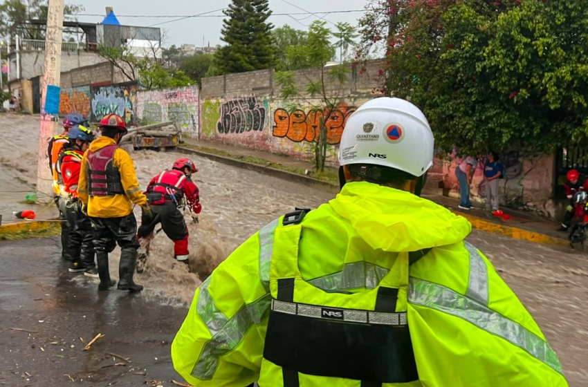  Rescatan a mujer y menor durante lluvias en Querétaro; encharcamiento en Paseo de la República fue liberado en hora y media