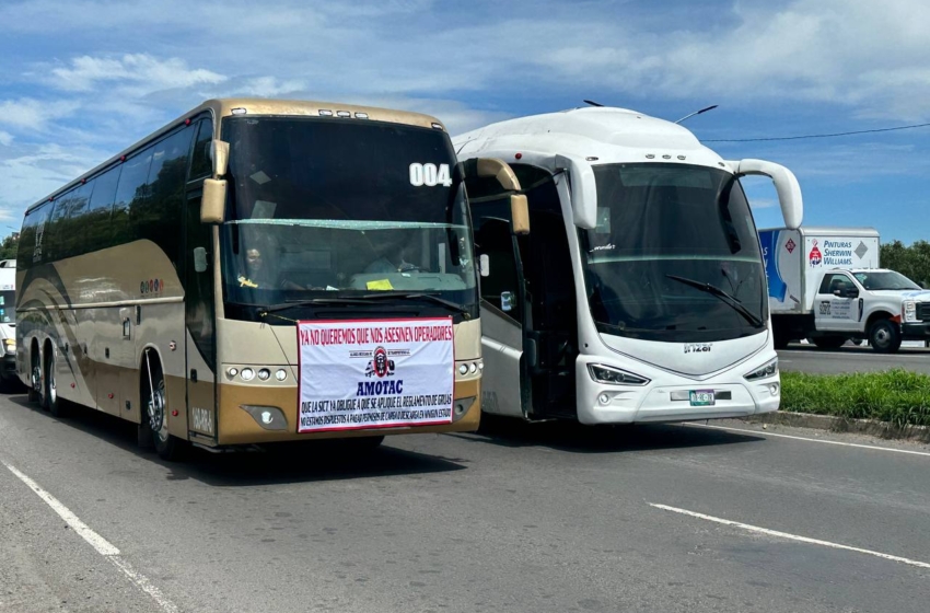 Cerca de 100 transportistas se manifiestan en la Carretera 57 por inseguridad y costos de grúas