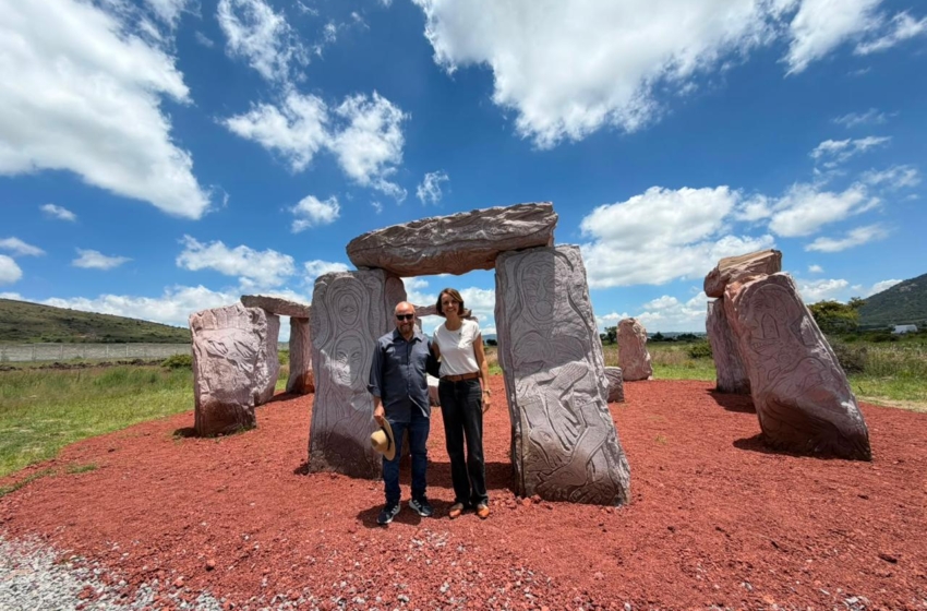  Rubén Maya convierte espacio a pie de carretera en Stonehenge queretano