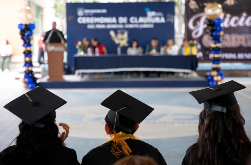  Roberto Cabrera participa como padrino en graduaciones de dos escuelas primarias de San Juan del Río
