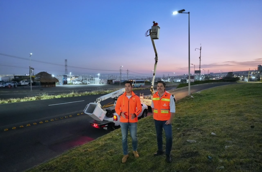  Felifer Macías supervisa instalación de más de 130 luminarias LED en el Libramiento Surponiente