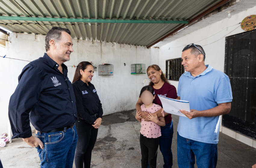  Gobierno de Querétaro entrega títulos de propiedad a familias de San Juan del Río