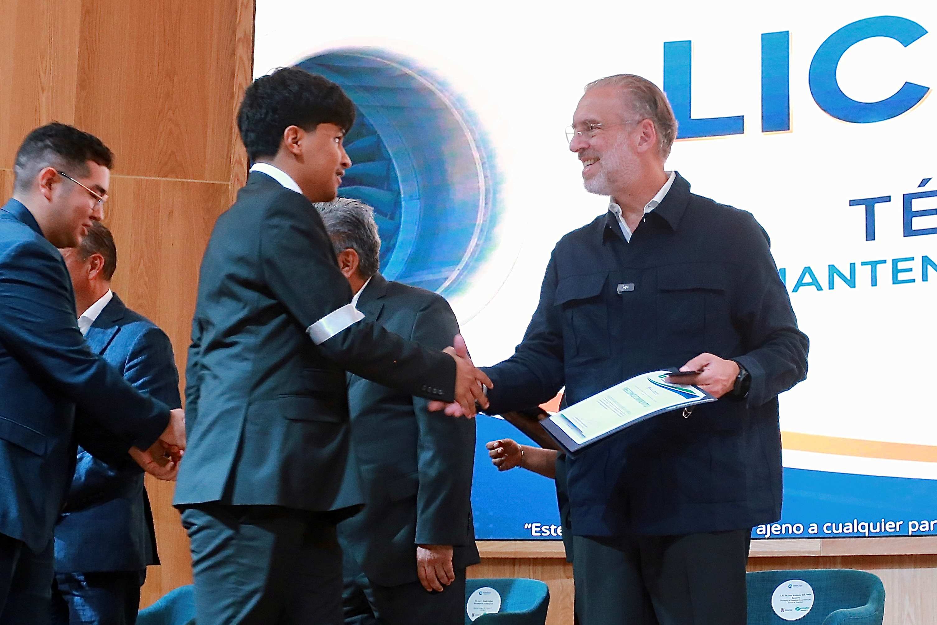  Marco del Prete encabeza entrega de licencias a 31 técnicos aeronáuticos del CONALEP Querétaro
