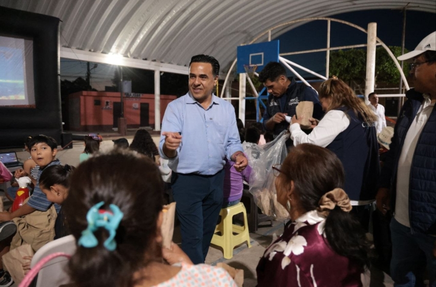  Luis Nava lleva Cine Contigo a familias de San Juan del Río
