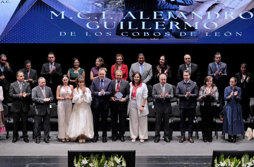  Felifer Macías asiste a entrega de reconocimientos al Profesionista del Año 2025