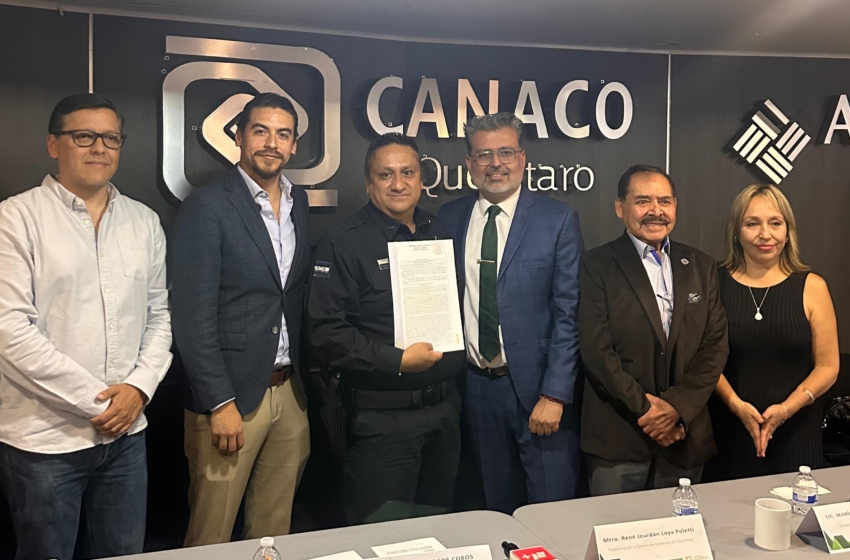  Oficial de la Policía Estatal firma escrituras de casa que ganó en el Premio al Policía 2024