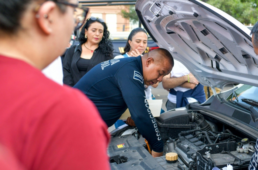  Policías de Corregidora imparten taller de mecánica básica a la ciudadanía