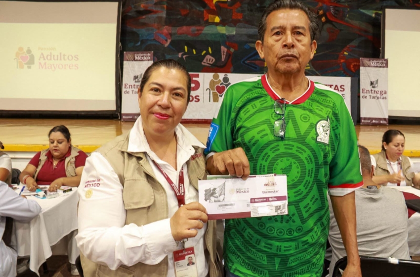  Entregan tarjetas de Pensiones Bienestar a personas registradas en junio en Querétaro