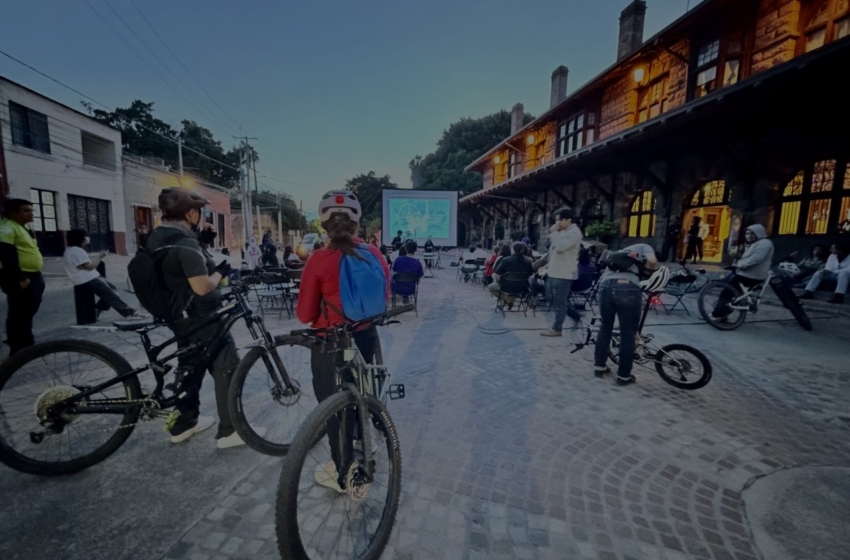  Ciclistas recorren el Centro y llevan el cine documental a la Antigua Estación