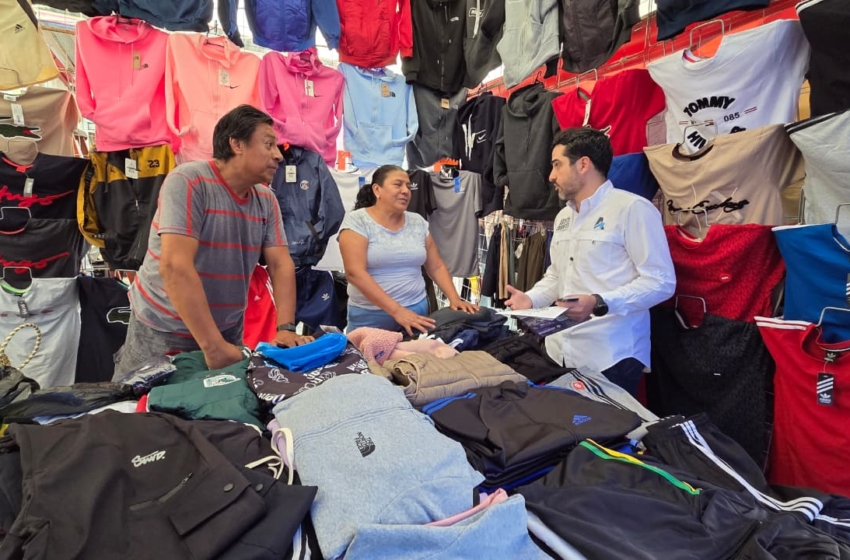  Agustín Dorantes recorre tianguis de Presidentes y recibe peticiones vecinales