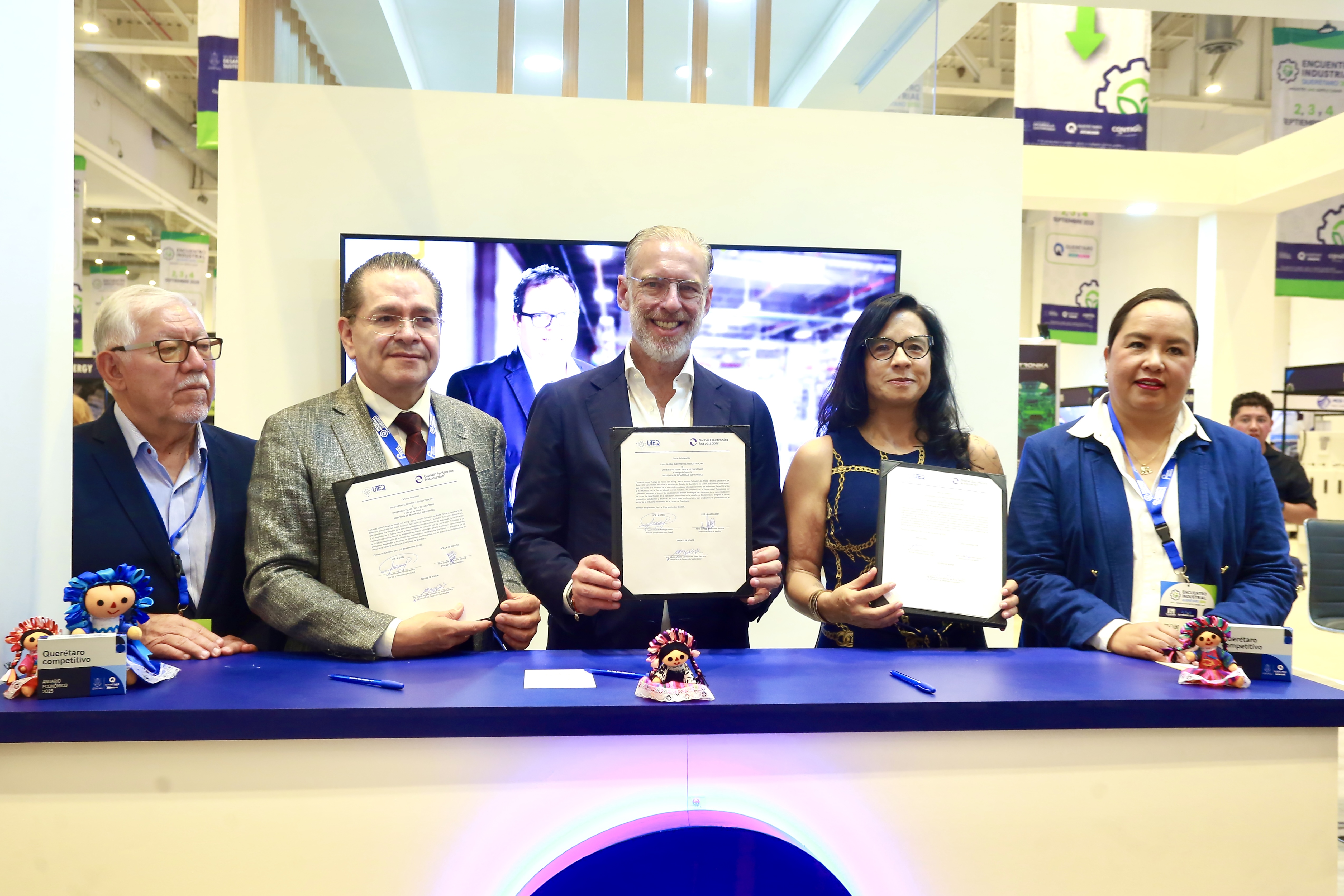  Marco Del Prete encabeza firma de acuerdo entre UTEQ y Global Electronics Association para capacitar al talento local