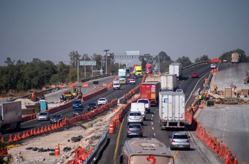  Reducen de dos a un carril la Carretera 57 por obras federales