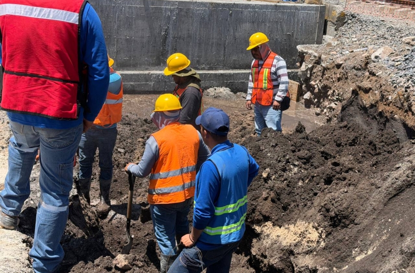  Fuga de agua afecta tránsito en Bernardo Quintana tras daño a tubería