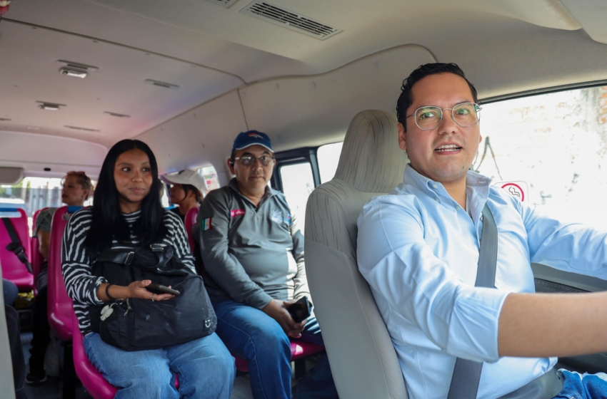  Chepe Guerrero conduce ruta de Movivan y escucha necesidades de usuarias en Corregidora