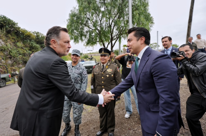  Felifer Macías refrenda respeto por los símbolos patrios durante ceremonia cívica