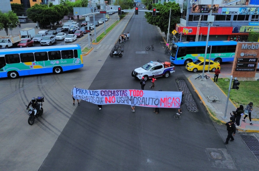  Activistas protestan contra apertura de carril confinado a autos en Constituyentes