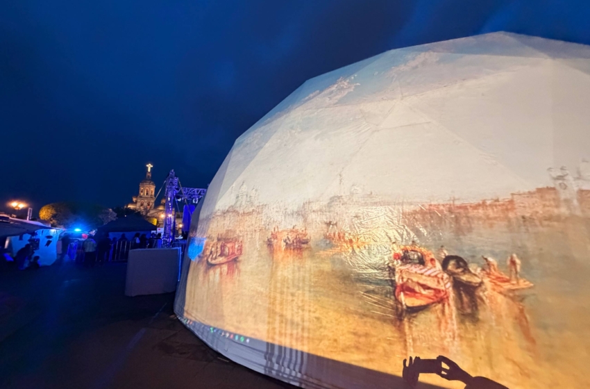  Querétaro Experimental transforma Plaza Fundadores con arte, música y un domo inmersivo
