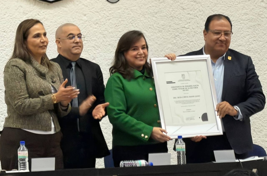  Silvia Amaya recibe constancia sobre su reelección en la UAQ como rectora