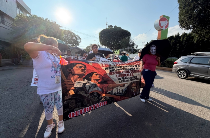  Trabajadores del IMSS marchan en Querétaro; exigen destitución de líderes sindicales