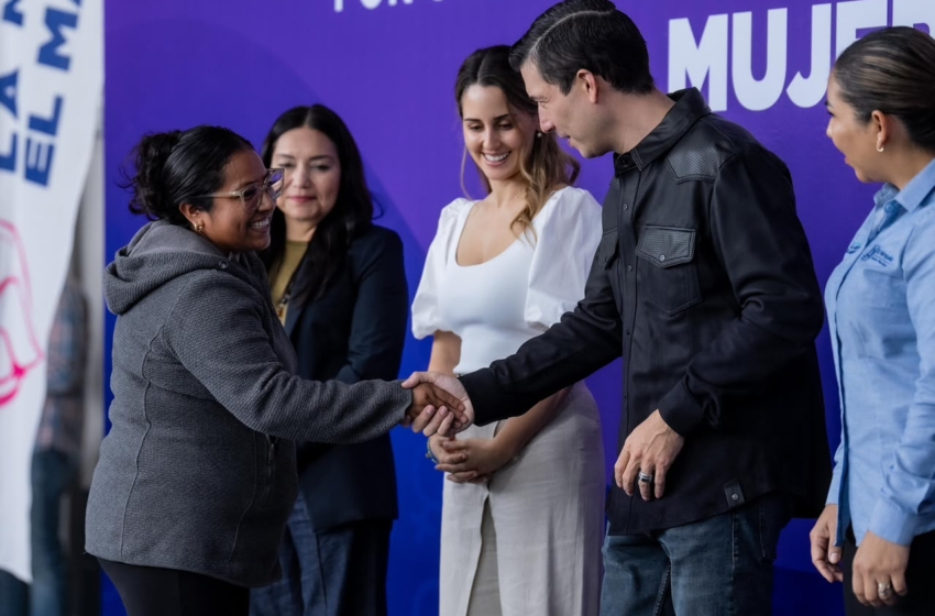  Rodrigo Monsalvo escucha necesidades de mujeres de El Marqués