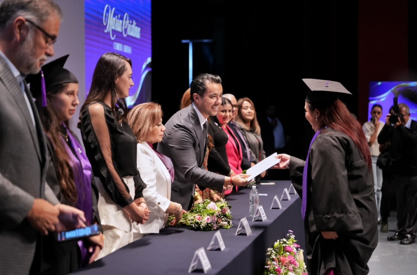  Se gradúan 451 mujeres de la Universidad de las Mujeres en Querétaro