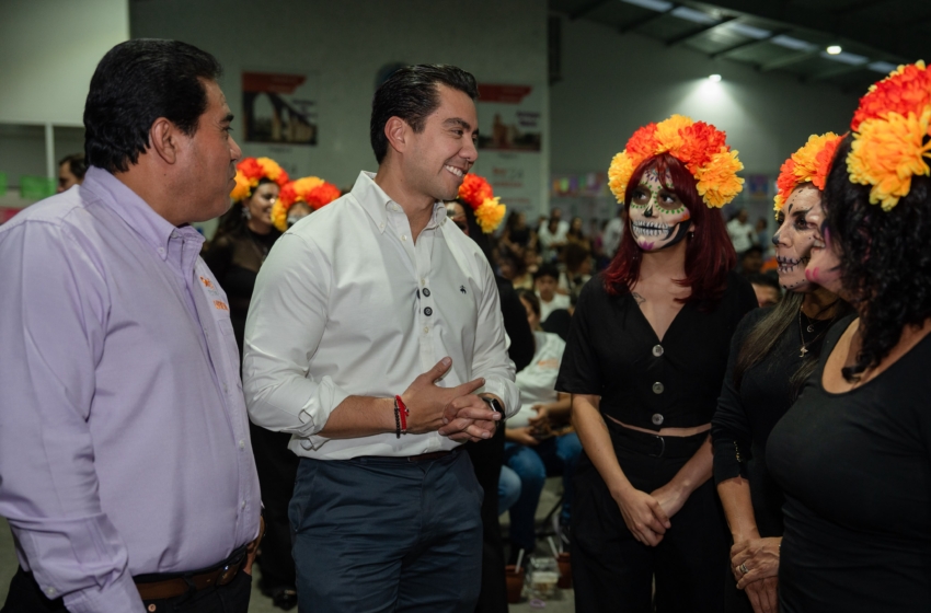  Felifer Macías participa en verbena magisterial por el Día de Muertos en Querétaro