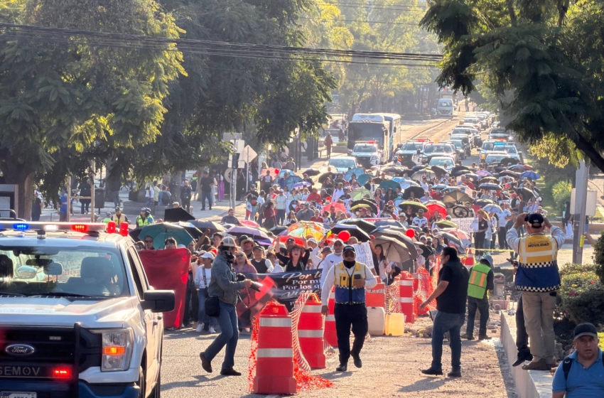  Trabajadores del IMSS toman Los Arcos, símbolo de Querétaro y mantienen lucha por mejores condiciones laborales