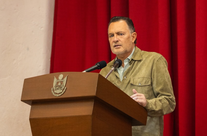  Mauricio Kuri reconoce a profesionistas sanjuanenses por su aportación a la vida política