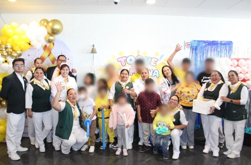  Siete niñas y niños con cáncer tocan la “Campana de la Victoria” en el IMSS Querétaro