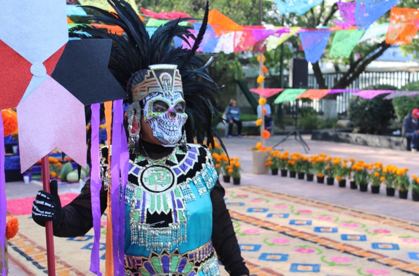  IMSS Querétaro conmemora Día de Muertos con altar otomí y tapete prehispánico