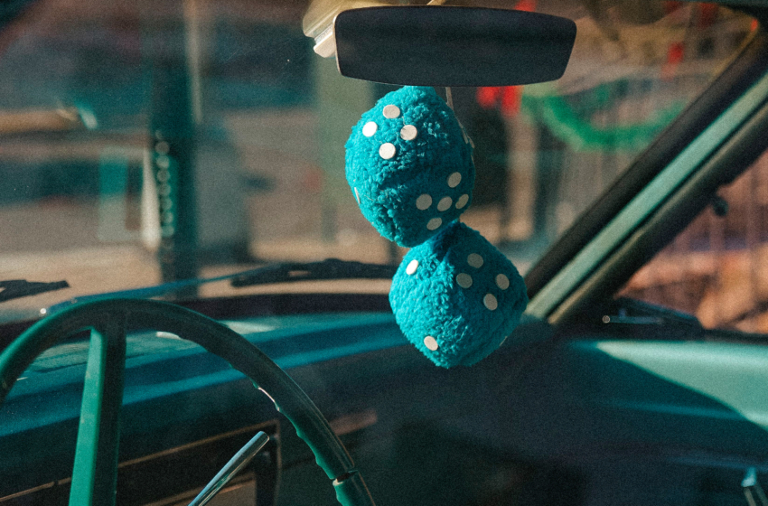  Del dado en el retrovisor al pino aromatizante: los accesorios para auto que se volvieron parte de la cultura pop